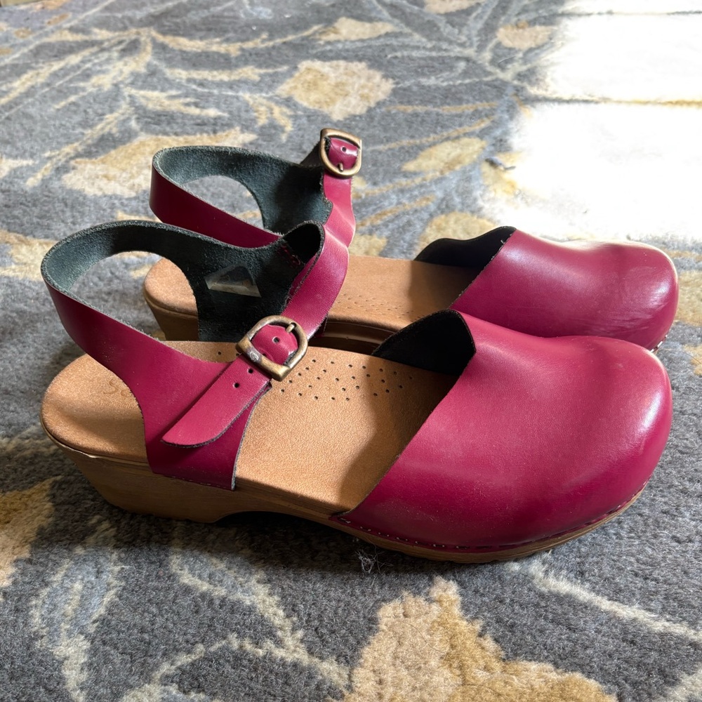 Red Sanita Dansko-style Leather Clogs size 40
with Buckle Straps
